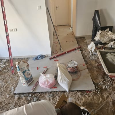 שק מלט, כלי עבודה, אריחים, כבל חשמל, שיפוץ רצפה