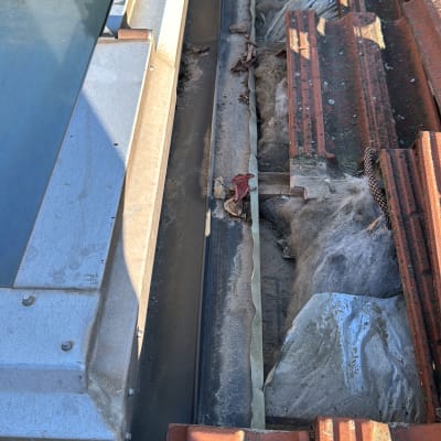 איטום גג עם רעפים, חומרי בידוד ופסי מתכת