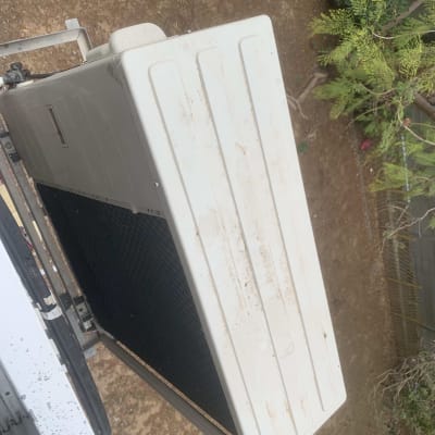 יחידת מיזוג אוויר חיצונית מותקנת על קיר