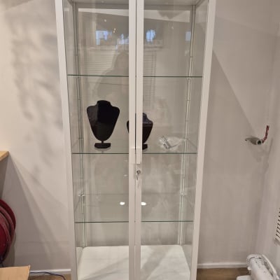 ארון תצוגה זכוכית עם מדפים ריקים