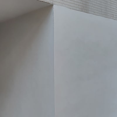 קיר חיצוני של בניין עם עמוד בטון