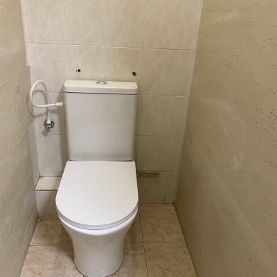 אסלה בחדר שירותים עם קירות מרוצפים