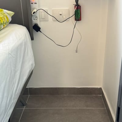 שקעי חשמל ומטען ליד מיטה