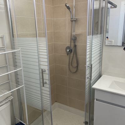 מקלחון זכוכית עם ראש מקלחת מתכוונן