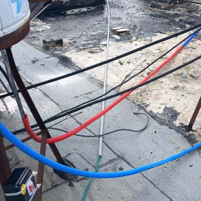 כבלים צבעוניים ומתג חשמלי על גג