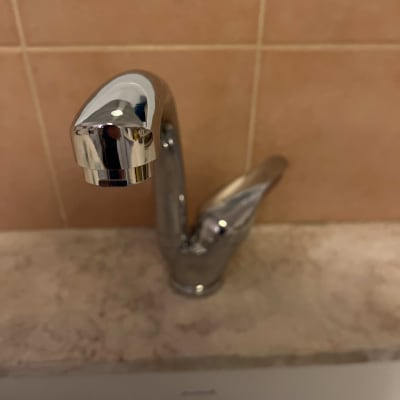 ברז כרום מותקן על כיור עם אריחים