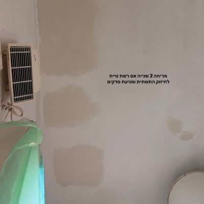 עבודת תיקוני טיח, שפכטל וסתימת סדקים וחורים בתקרה