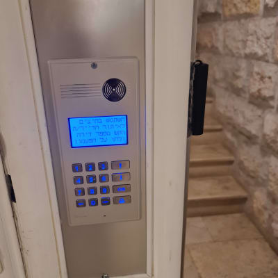 אינטרקום עם מקלדת ותצוגה מוארת בכחול