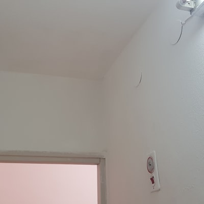 קיר צבוע בלבן עם תאורה עליונה