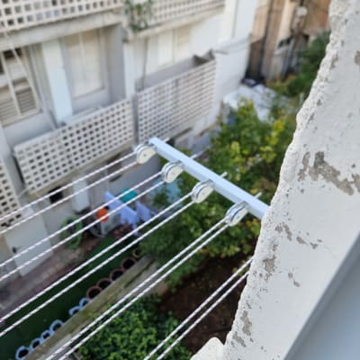 חבלי כביסה מותקנים על קיר חיצוני של בניין