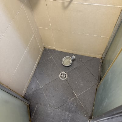 עבודת איטום ואיטום מרווחים ברצפת מקלחון בחדר רטוב