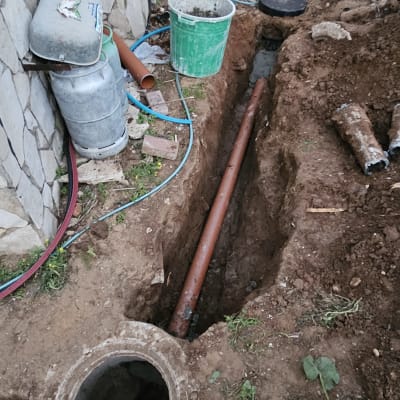 חפירה עם צינורות פלסטיק ודלי ירוק
