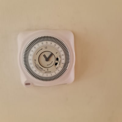 שעון טיימר חשמלי על קיר