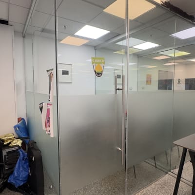דלת זכוכית במשרד עם מדבקה