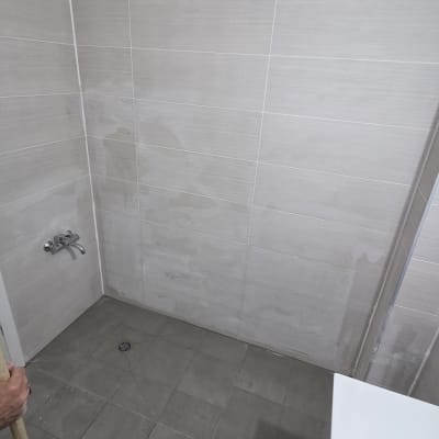 חדר אמבטיה עם אריחים חדשים וברז מותקן