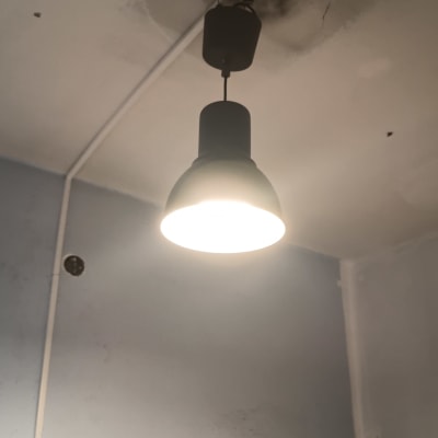 מנורה תלויה מהתקרה בחדר