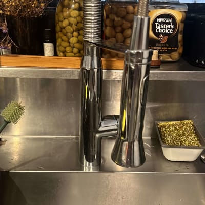 ברז נירוסטה עם צינור גמיש בכיור מטבח