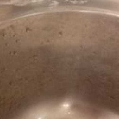 תמונה של פנים כיור מתכת עם כתמי מים