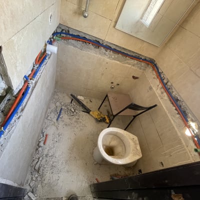 שירותים עם צנרת חשופה ועבודות שיפוץ