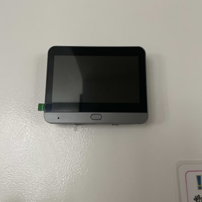 מסך קטן מותקן על קיר, קשור למצלמות אבטחה