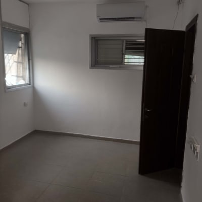 חדר ריק עם קירות צבועים וללא רהיטים