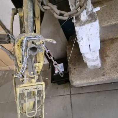 מלכודת עכברים עם שרשרת על רצפה מלוכלכת