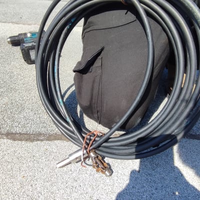 כבל שחור עם מחבר מתכת בידיים של אדם