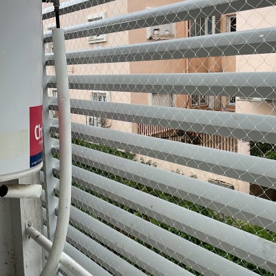 רשת מתכת למניעת כניסת יונים על מרפסת