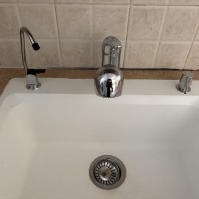 כיור עם ברזים ומסנן מים במטבח