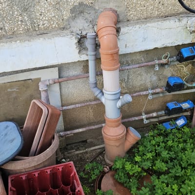 צנרת ותשתיות חיצוניות ליד קיר בניין