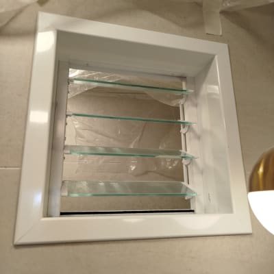 חלון אלומיניום עם תריסים זכוכית מותקנים בקיר