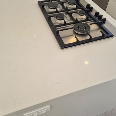 כיריים על משטח שיש במטבח מודרני