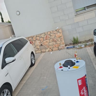 דוד שמש מותקן ליד רכב מסחרי בחניה