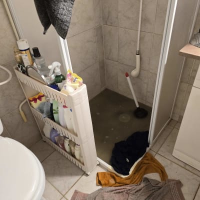 מקלחת עם מים עומדים ופותח סתימות