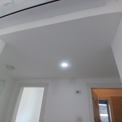 תקרת גבס עם תאורה שקועה ומזגן מותקן