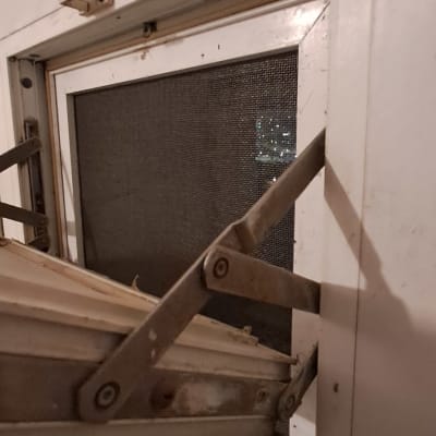 חלון עם תריס פתוח ומסגרת מתכת