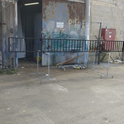 מסגרת מתכת שחורה על רקע קיר בטון