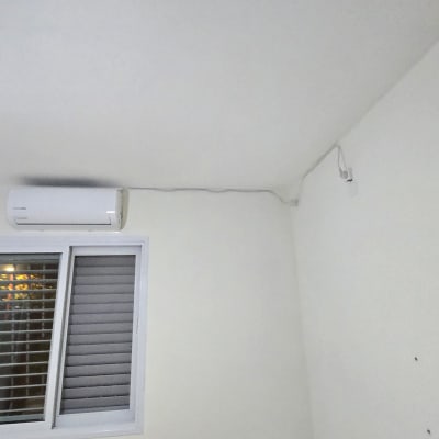 קיר צבוע עם מזגן וחלון