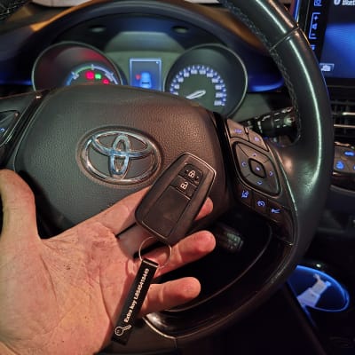 מפתח רכב עם שלט על רקע הגה טויוטה