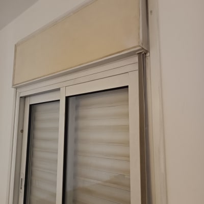 תריסים לבנים על חלון קיר פנימי