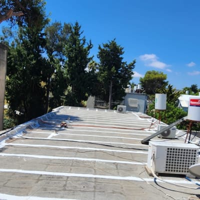 גג עם קווים לבנים לאיטום