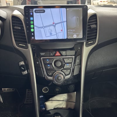מערכת ניווט ברכב עם מסך מגע