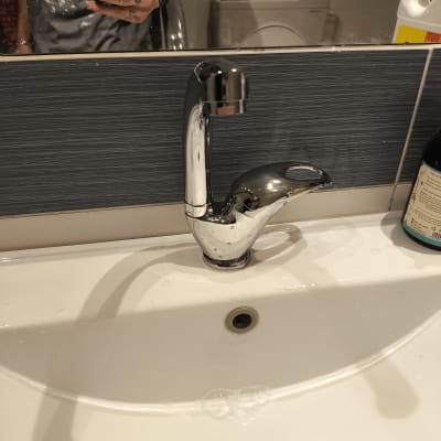 ברז כרום בכיור עם סבון ומראה