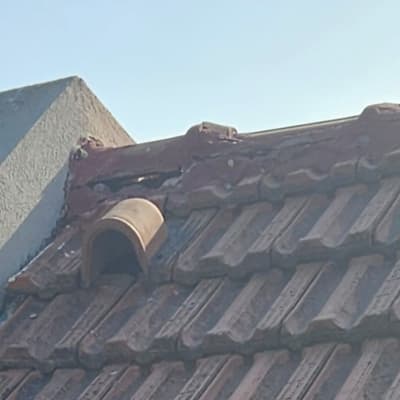 גג רעפים עם צינור אוורור