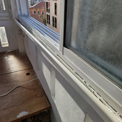 תריסים פתוחים למחצה ליד חלון זכוכית