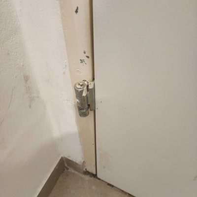 ציר דלת מתכת על משקוף עץ