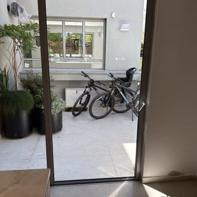 מרפסת עם אופניים וצמחים בעציצים