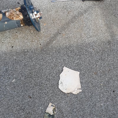 מברג על הקרקע ליד חלקי מתכת ופלסטיק