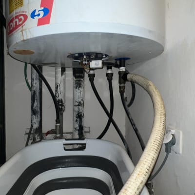 דוד שמש עם צינורות וחיבורים