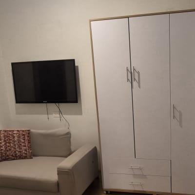 ארון בגדים, טלוויזיה וספה בחדר